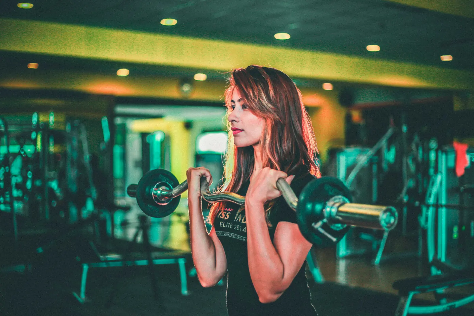 a girl is doing jym<br />

