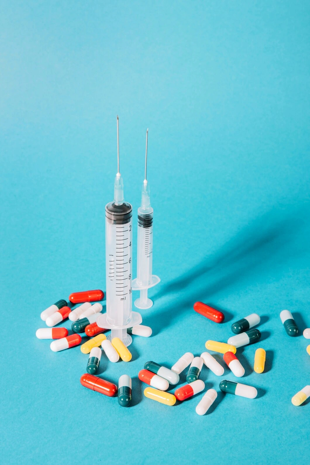 young-man-working-out-gym-bodybuilding tirzepatide-image